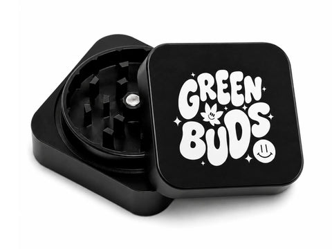 Grinder Greenbuds® en aluminium noir ouvert avec logo noir, grinder weed pour fleurs de CBD, cannabis et herbes.